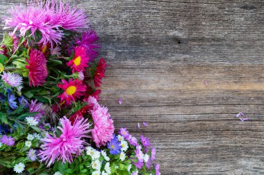 Beyaz üzerine ay çiçekleri