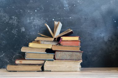 Bir yığın eski kitap.