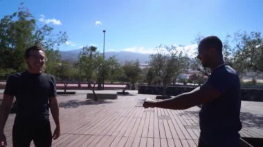 Dirseklerle dolu selamlama