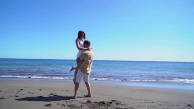 Deniz gezilerinde mutlu genç çift