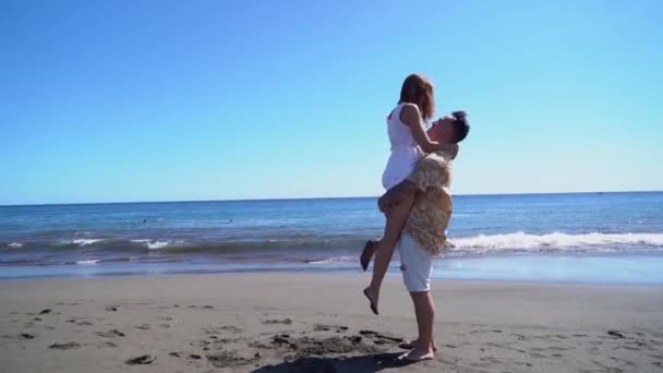 Jovem casal feliz nas férias do mar — Vídeo de Stock