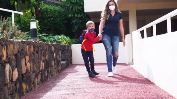 Мати і хлопчик ходять до школи — стокове відео