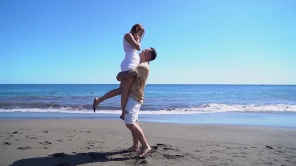 Jovem casal feliz nas férias do mar — Vídeo de Stock