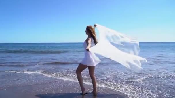 Menina com véu na praia — Vídeo de Stock