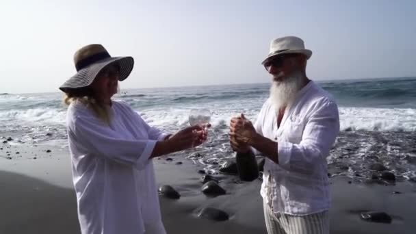 Τρόπος ζωής με Καυκάσιος ηλικιωμένο ζευγάρι — Αρχείο Βίντεο