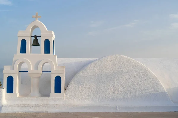 Bílý Belfries ostrov Santorini, Řecko — Stock fotografie