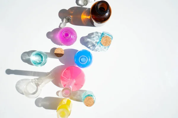 Skleněná láhev sortiment s barevnými stíny — Stock fotografie