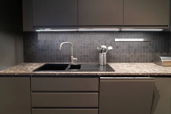 Tampo da mesa de madeira na sala de cozinha desfocada — Fotografia de Stock