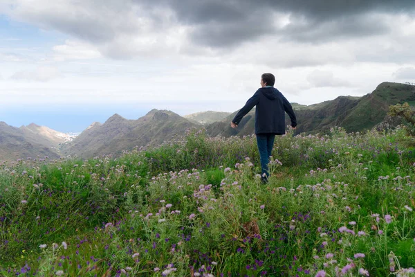 Joven excursionista masculino que viaja en montañas — Foto de Stock