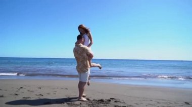 Deniz gezilerinde mutlu genç çift