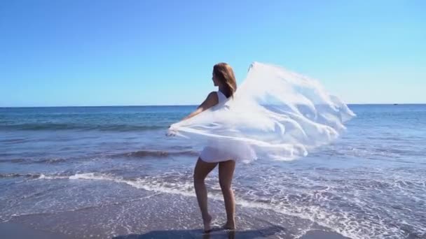 Menina com véu na praia — Vídeo de Stock
