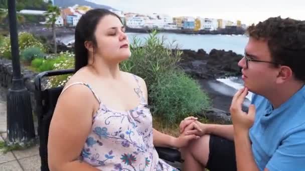 屋外でデート中に彼女のボーイフレンドの手を握って車椅子の障害者の女性 — ストック動画