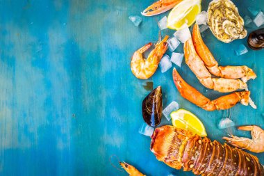 Mavi arka planda taze deniz ürünleri