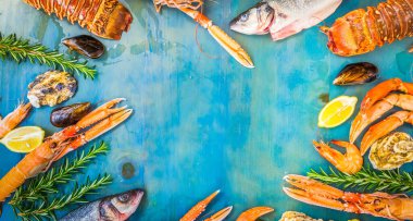 Mavi arka planda taze deniz ürünleri