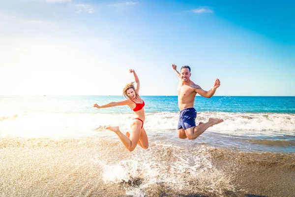 Szczęśliwa młoda para na wakacjach nad morzem — Zdjęcie stockowe