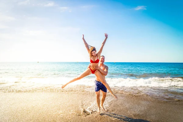 Счастливая молодая пара на морских каникулах — стоковое фото