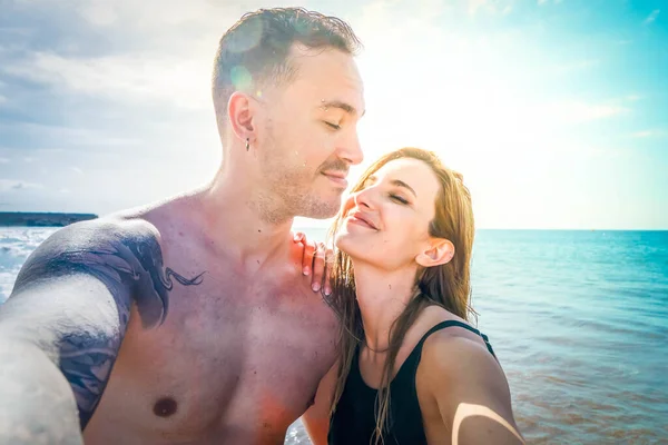 Joyeux jeune couple à la mer vacances — Photo