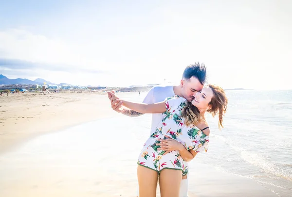 Joyeux jeune couple à la mer vacances — Photo