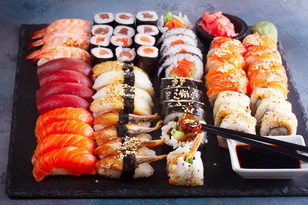 Plato de sushi japonés — Foto de Stock