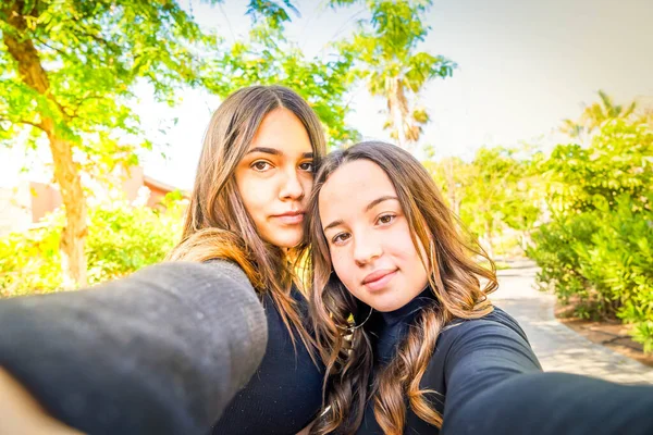 Duas meninas adolescentes — Fotografia de Stock