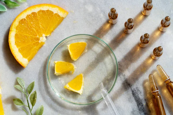 Citrusvruchten vitamine c serum olie schoonheidsverzorging — Stockfoto