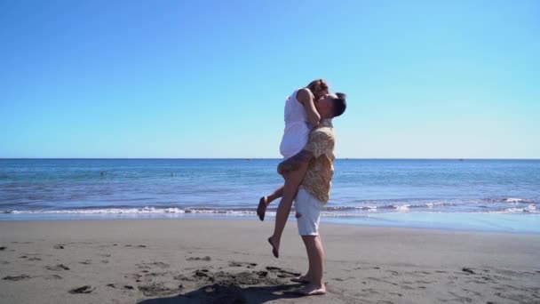 Jovem casal feliz nas férias do mar — Vídeo de Stock