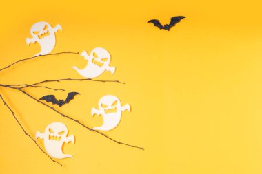 Turuncu arka planda Cadılar Bayramı sahnesi