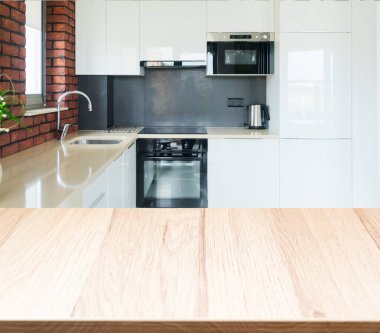 Mutfak odasındaki ahşap masa.