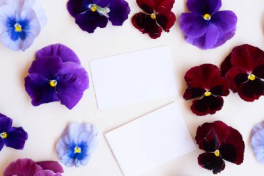 Çiçek desenli ibneler.