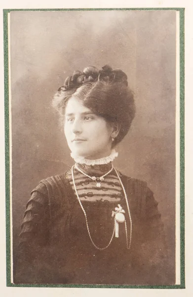Old photo portrait of young woman — Stock Photo, Image