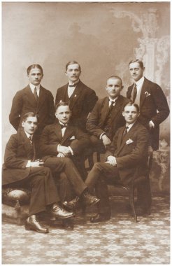 Takım elbiseli adamların eski bir fotoğrafı.