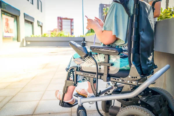 Jeune femme handicapée en fauteuil roulant — Photo