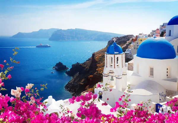 Vista de la caldera con cúpulas azules, Santorini — Foto de Stock