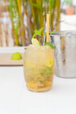 Yaz kokteyli hazırlıyorum.