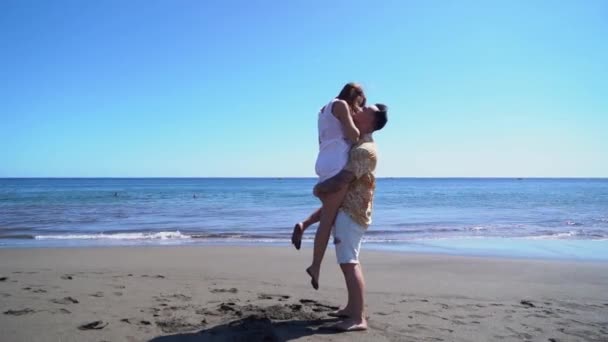 Jovem casal feliz nas férias do mar — Vídeo de Stock