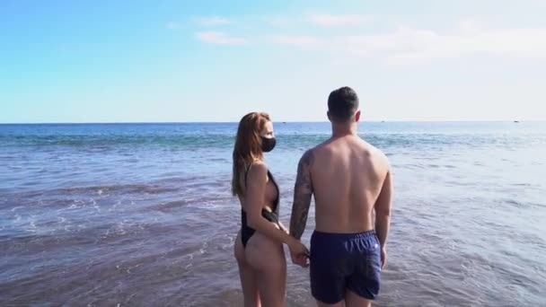 Jovem casal feliz nas férias do mar — Vídeo de Stock