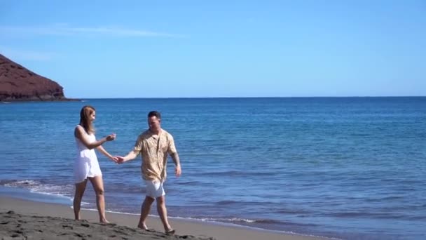Jovem casal feliz nas férias do mar — Vídeo de Stock