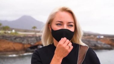 Sarışın kız nefes alıyor.