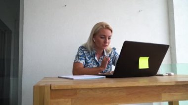 Evden çalışan kadın.