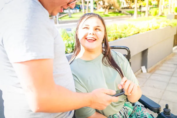 Jeune femme handicapée en fauteuil roulant — Photo