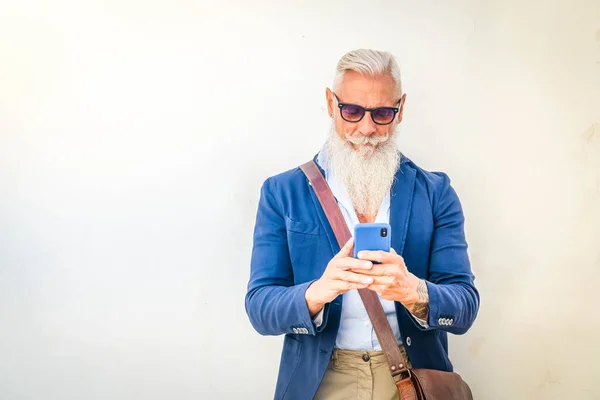 Homme âgé avec un téléphone — Photo