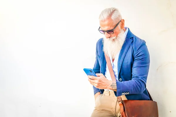Senior man med en telefon — Stockfoto