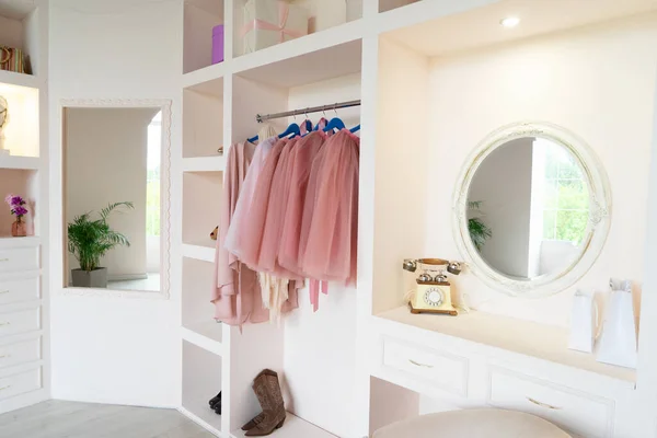 Garderob med kläder — Stockfoto