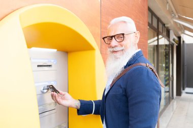 ATM 'li yaşlı adam.