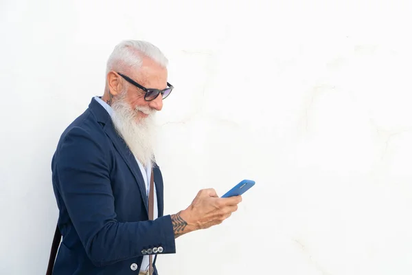 Homme âgé avec un téléphone — Photo