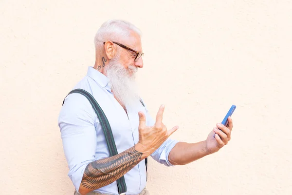 Старший мужчина с телефоном — стоковое фото