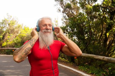Kıdemli adam spor egzersizleri yapıyor.