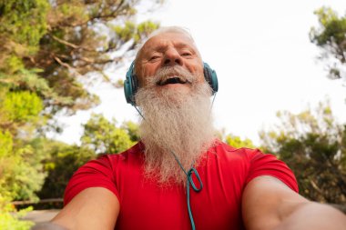 Dışarıda cep telefonu kullanan kıdemli sakallı.