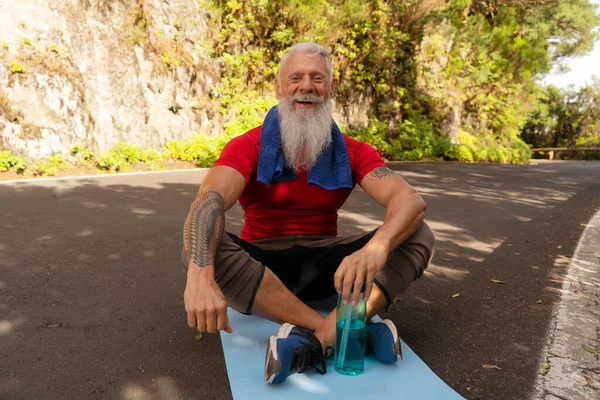 Homme âgé faisant des exercices sportifs — Photo