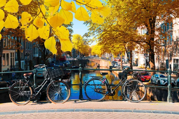 Bicicleta laranja ao lado do canal de Amsterdã — Fotografia de Stock